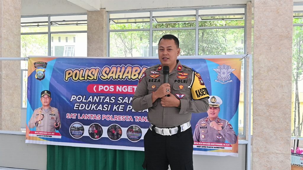 Kasat Lantas Polresta Tanjungpinang, Kompol Reza Anugerah, Berikan Edukasi Lalu Lintas di Pondok Pesantren Al. Kautsar Tanjungpinang.