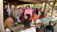 Ketua Yayasan Kemala Bhayangkari daerah Kepri, Ny. Imelda Tabana Bangun Meninjau Langsung Baksos Yang Digelar di Pantai Bale-Bale, Nongsa.