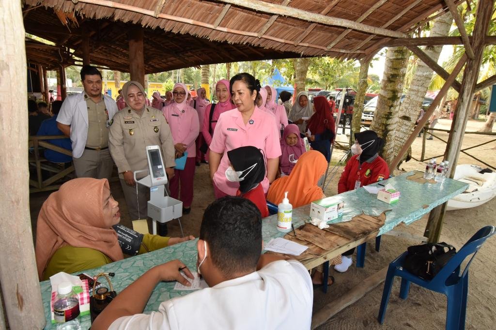 Ketua Yayasan Kemala Bhayangkari daerah Kepri, Ny. Imelda Tabana Bangun Meninjau Langsung Baksos Yang Digelar di Pantai Bale-Bale, Nongsa.