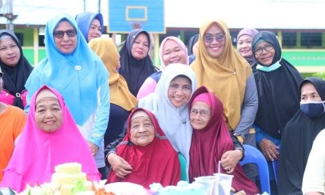 Wali Kota Tanjungpinang, Rahma Saat Hadir Perayaan HUT Posyandu Lansia Mulia ke 16 Tahun.