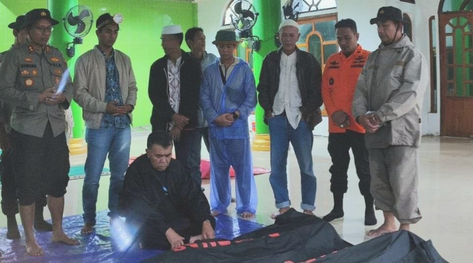 Bupati Natuna Melihat Langsung Korban Meninggal Dunia Musibah Longsor di Serasan.