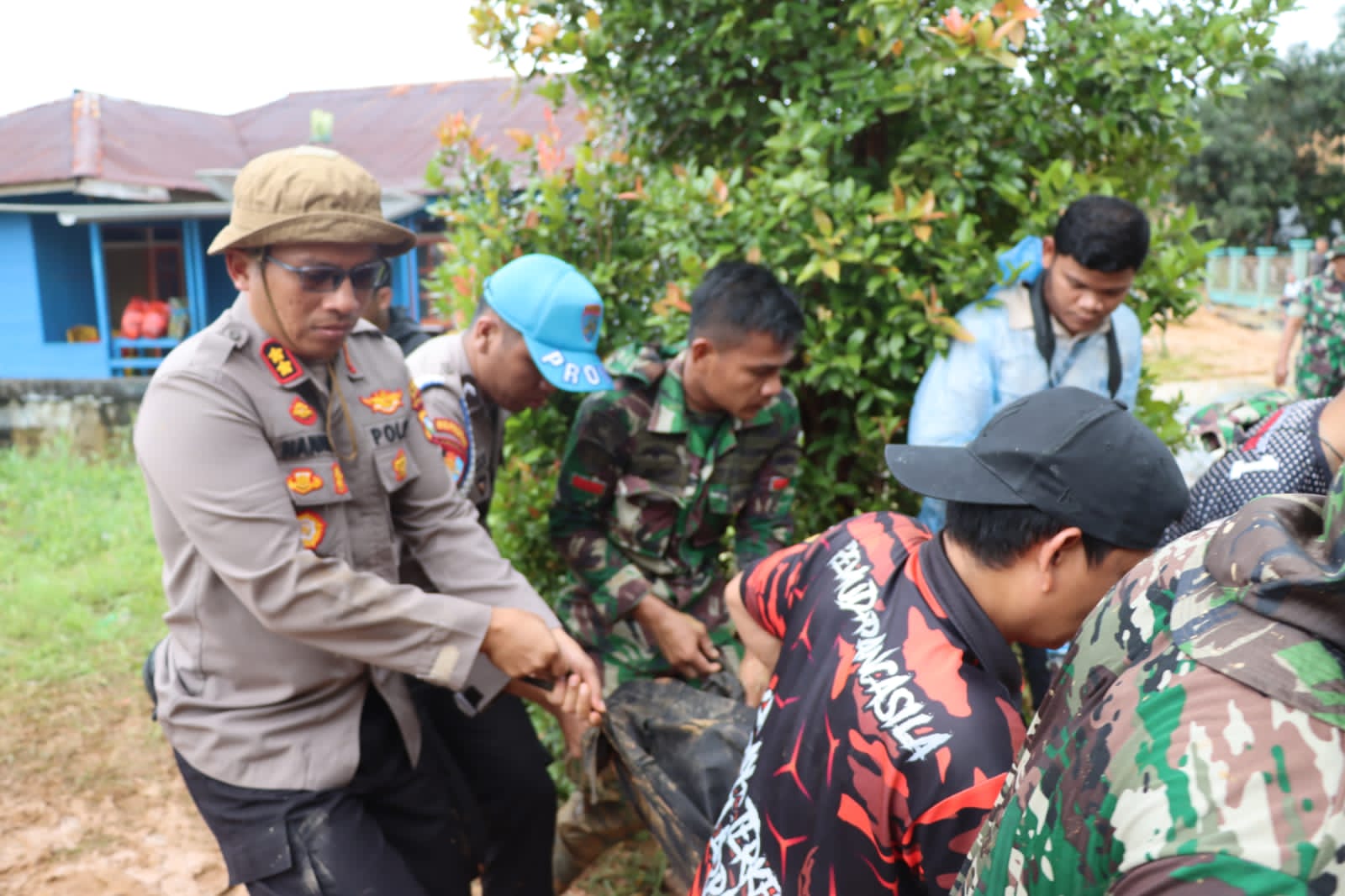 Kapolres Natuna AKBP Nanang Budi Santosa Bersama Tim Siaga Bencana Evakuasi Korban Longsor di Pulau Serasan