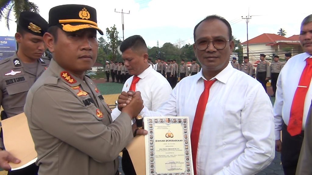 Kapolresta Tanjungpinang Kombes Pol Heribertus Serahkan Piagam Penghargaan ke 19 Perosnelnya Yang Berprestasi.