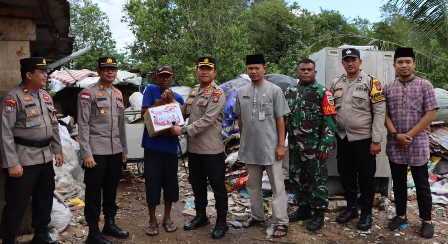 Kapolresta Tanjungpinang Salurkan Bantuan Sembako dari Polda Kepri Untuk Masyarakat