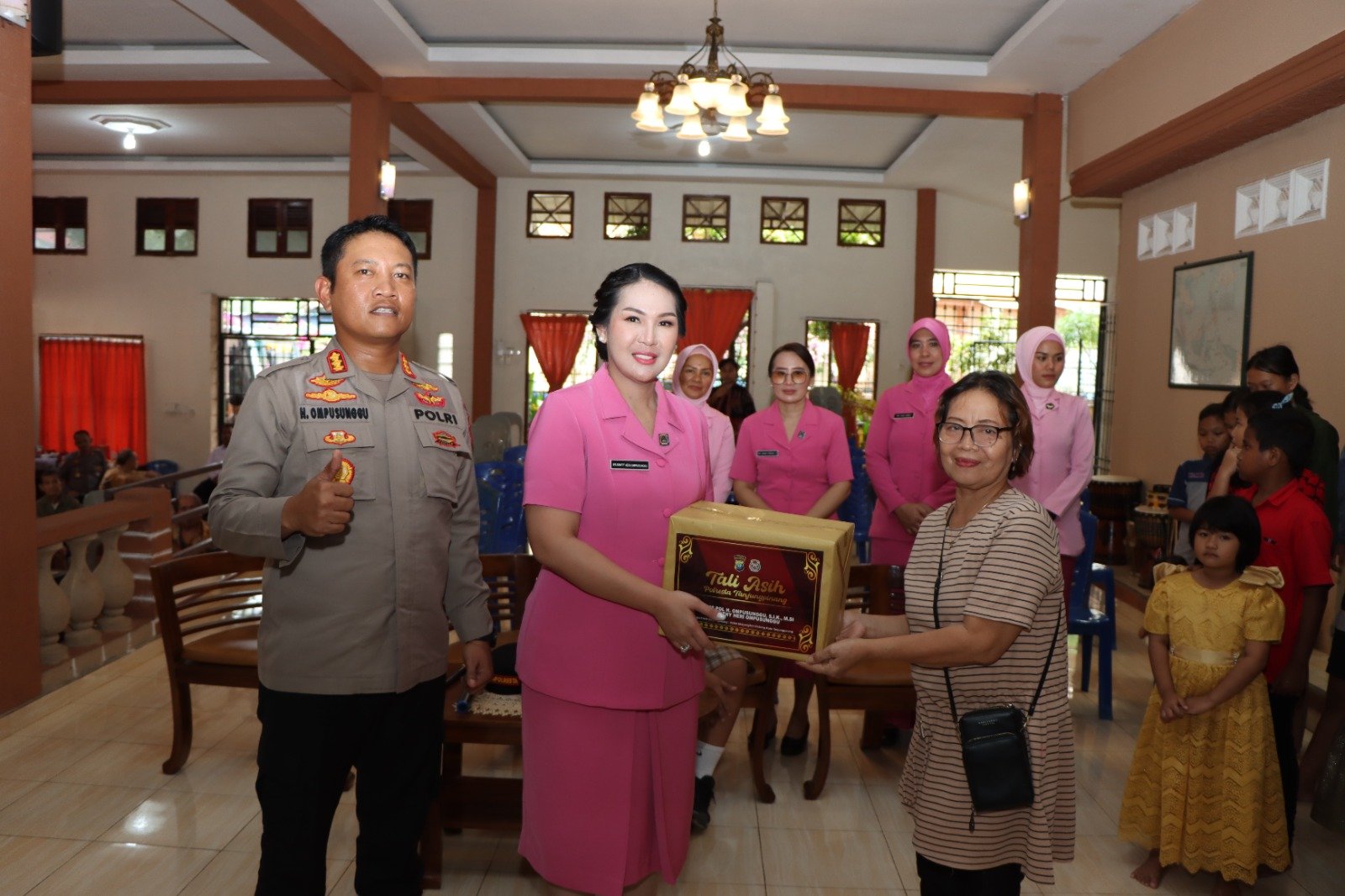 Kapolresta Tanjungpinang menggelar bakti sosial dengan menyerahkan bantuan ke Panti Asuhan dan Panti Jompo.