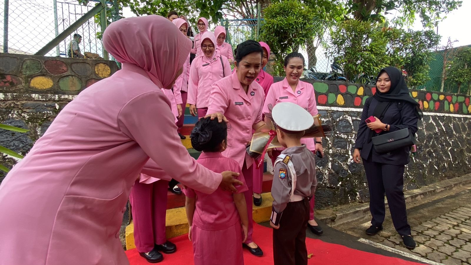 Ketua Bhayangkari Daerah Kepri Ny. Imelda Tabana Bangun Saat Mengunjungi TK Kemala Bhayangkari Kota Tanjungpinang.