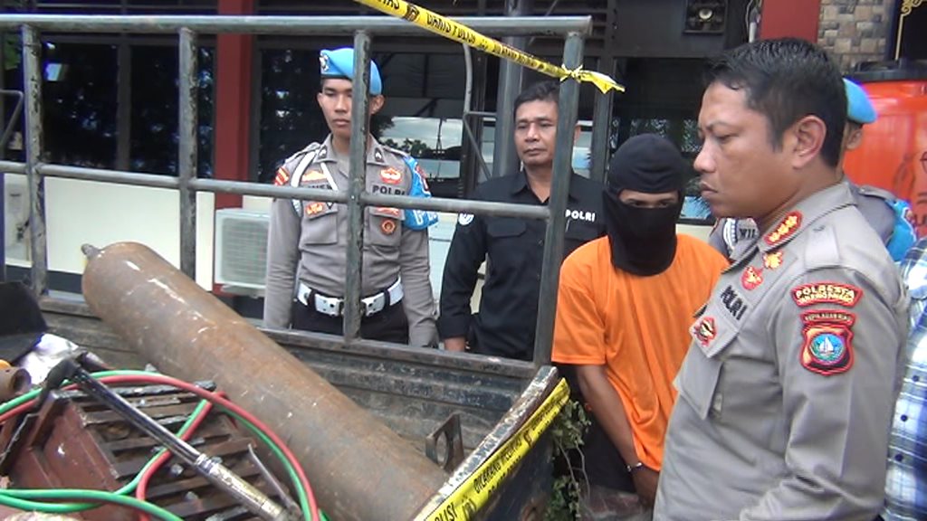 Kombes Pol Heribertus Saat Menunjukkan Barang Hasil curian yang Berhasil Diamankan dari Pelaku Diky.
