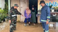 Koramil 01Kota, Kodim 0315 Tanjungpinang Evakuasi Warga Terjebak Banjir. f. Kormail 01Kota.