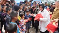 Menteri Sosial Tri Rismaharini Ajak Anak-Anak Korban Longsor Bernyanyi Sekaligus Memberikan Makanan.