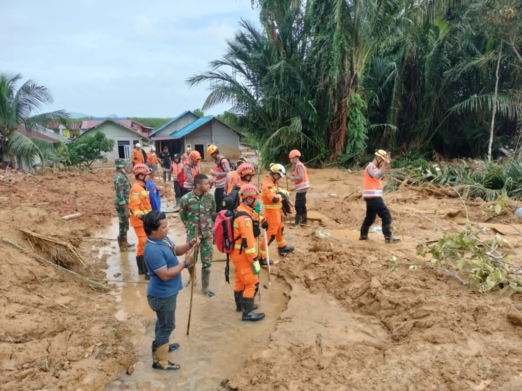 Hari Ke 7 Pencarian Korban Longsor Serasan, Tim Sar Gabungan Masih ...