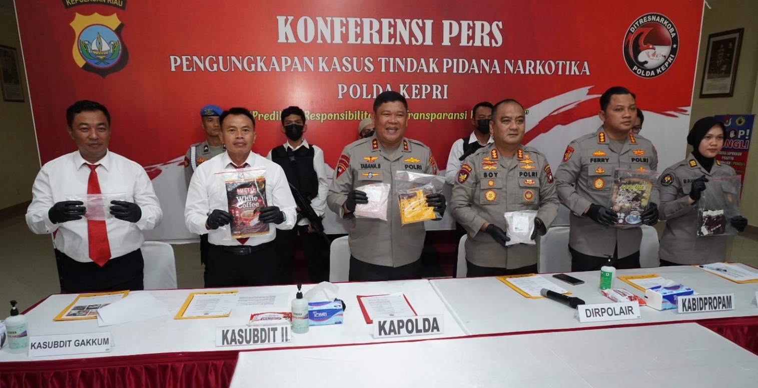 Polda Kepri Berhasil Ungkap Penyelundupan Narkoba Jenis Happy Water di Batam.