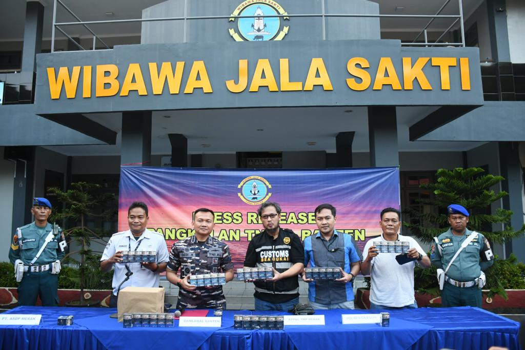 TNI Angkatan Laut Gagalkan Upaya Penyelundupan Rokok Ilegal.