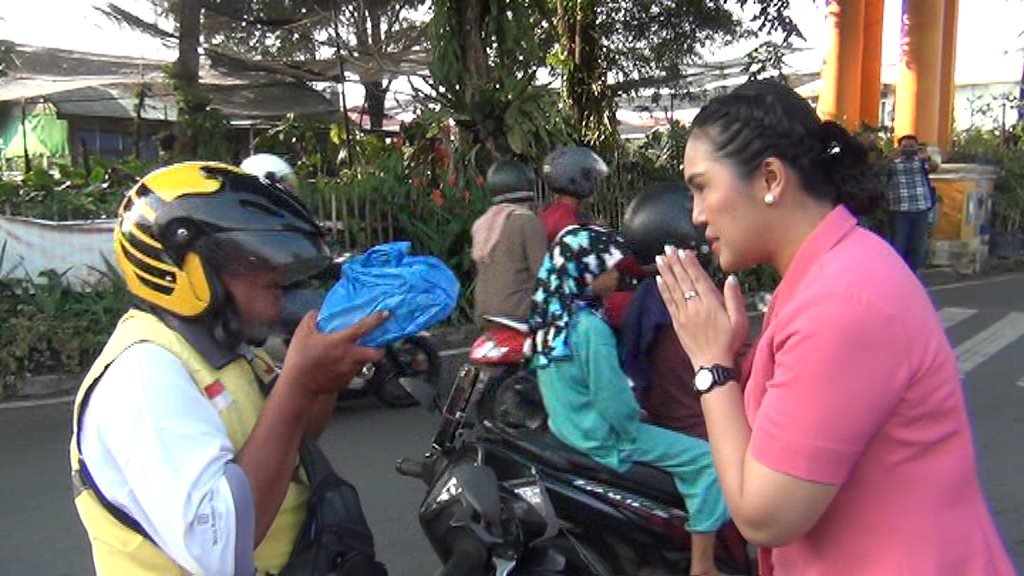 Ketua Bhayangkari Cabang Tanjungpinang, Ny. Cathy Heri Saat Membagikan Takjil ke Ojek Online.