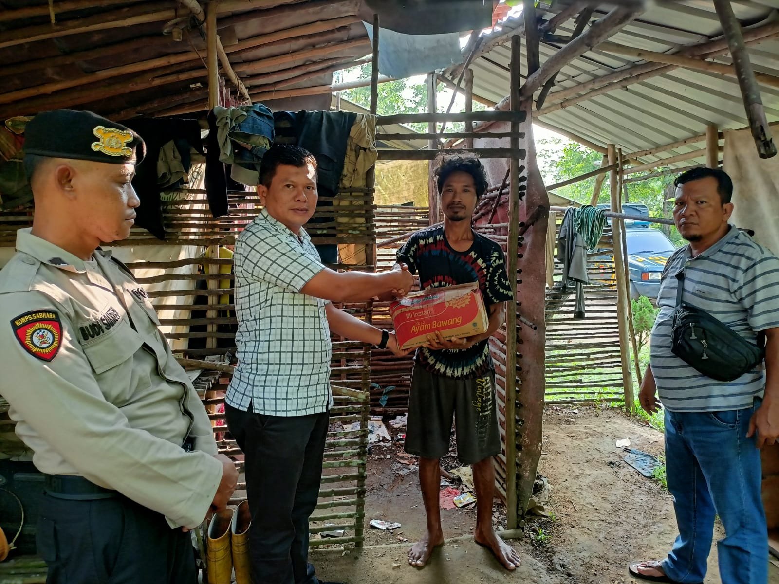 Kanit Reskrim Polsek Tanjungpinang Timur Ipda Apriadi Serahkan Bantuan ke Warga yang Membutuhkan.