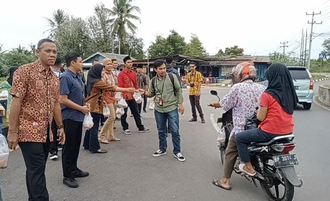 Kepala Kejari Bintan, I Wayan Eka Widdiyara Pimpin Langsung Pembagian 200 Paket Takjil Untuk Pengendara.