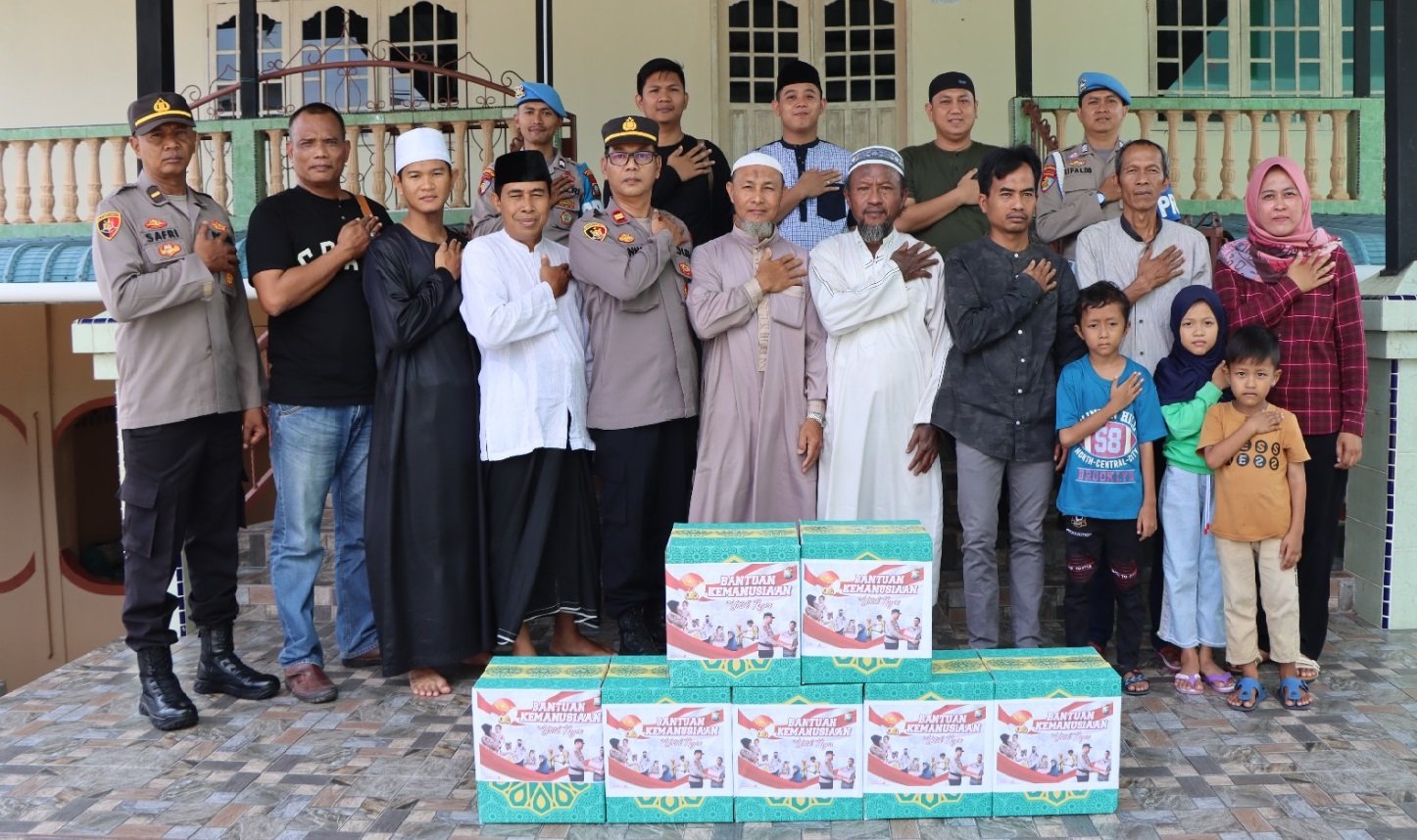 Satreskrim Polresta Tanjungpinang Serahkan Puluhan Paket Sembako di Masjdi Al Marhamah