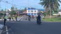 Anggota Satlantas Polres Lingga Lakukan Strong Point di Persimpangan Jalan Cegah Kemacetan dan Kecelakaan Lalu Lintas.