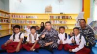 Danlantamal IV Bersama Siswa SD Usai Peresmian Rumah Pintar di Penyengat.