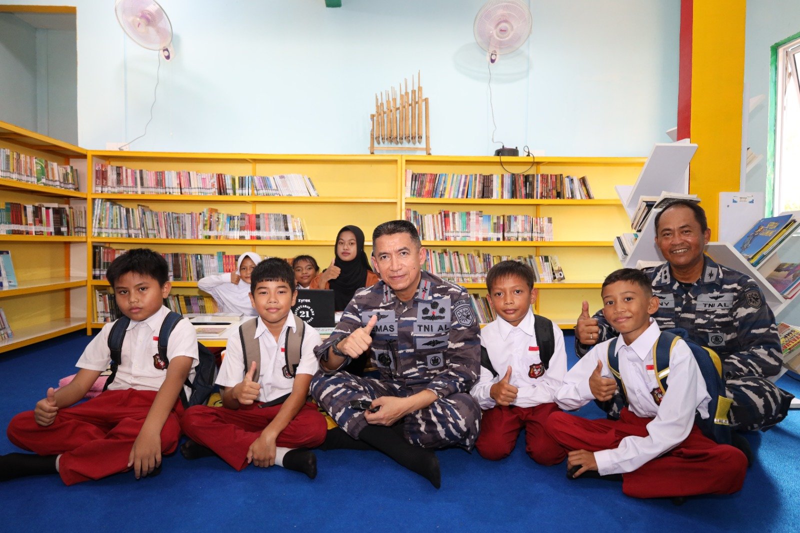 Danlantamal IV Bersama Siswa SD Usai Peresmian Rumah Pintar di Penyengat.