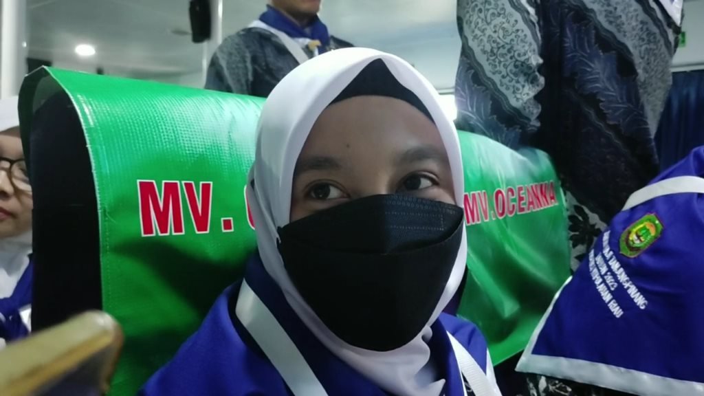 Dini Ramadani Gadis Muda JCH Asal Tanjungpinang Berangkat Haji Gantikan Almarhum Sang Ibu.