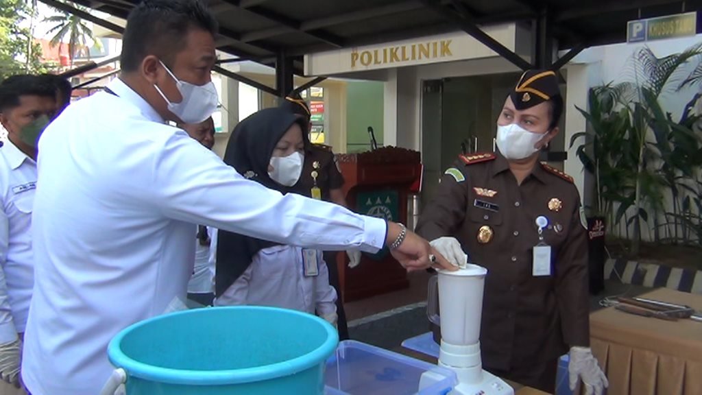 Kejari Tanjungpinang Lanna Hany Wanike Pasaribu Saat Memusnahkan Barang Bukti Narkoba.