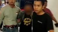 Petugas Kepolisian Polsek Bintan Utara Saat Menangkap EAR Pelaku Penganiayaan Pengunjung Cafe Hingga Tewas.