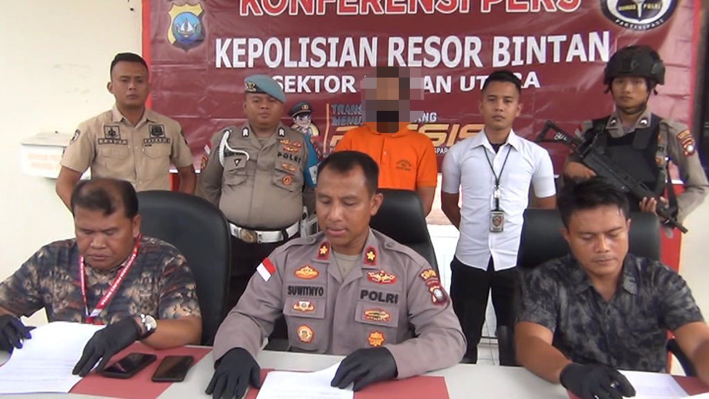 Polsek Bintan Utara Gelar Konferensi Pers Residivis Kasus Pelecehan Seksual Sesama Jenis Terjadap Anak Laki-Laki.