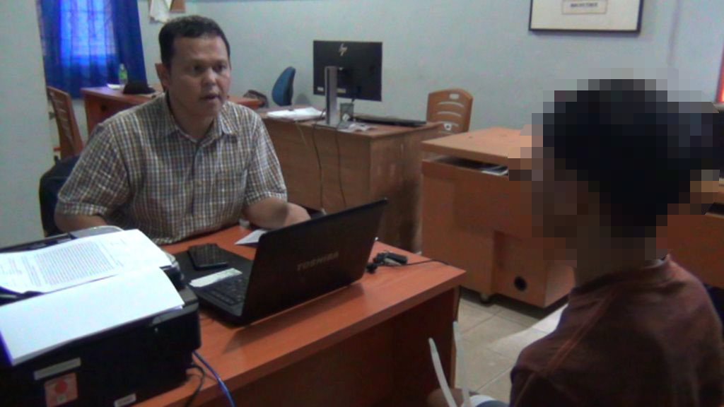 RA (22) Pelaku Pencurian HP di Lokalisasi Saat Digiring Petugas Kepolisian Polsek Tanjungpinang Timur.