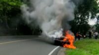 Sebuah Mobil Sedan Merah Terbakar di Jalan Ahmad Yani, Batu, Tanjungpinang.