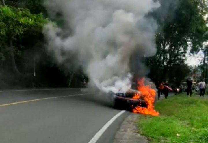 Sebuah Mobil Sedan Merah Terbakar di Jalan Ahmad Yani, Batu, Tanjungpinang.