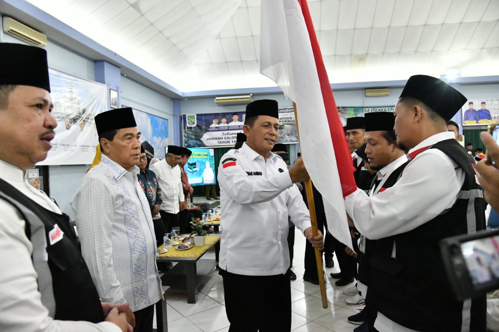 Gubernur Ansar Lepas Jemaah Calon Haji Kloter 1 Embarkasi Batam