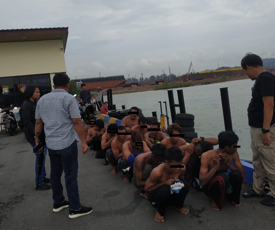 Belasan Pelaku Pencurian Plat Besi Milik PT. MB Ditangkap Ditpolairud Polda Kepri.