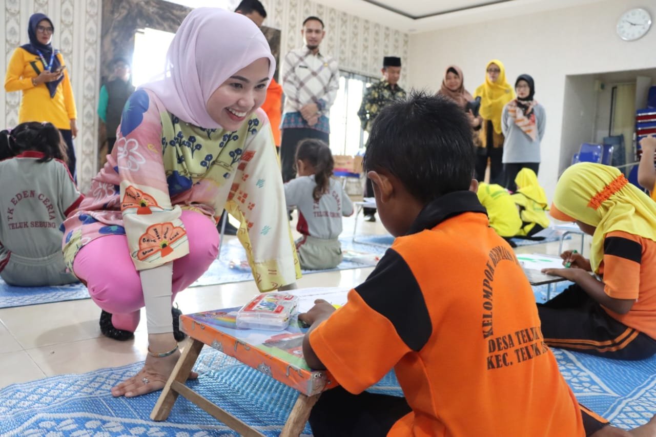 Hafizha Rahmadhani, Bundanya Kanak-Kanak di Bintan Saat Melihat Anak TK Melukis.