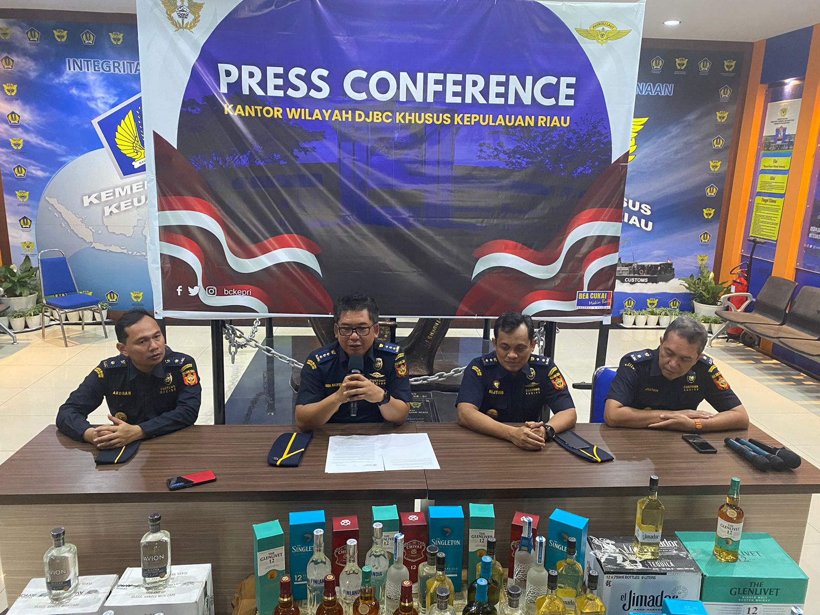 Kanwil DJBC Khusus Kepri Gagalkan Penyelundupan Ribuan Botol Mikol Senilai Rp 4,5 Miliar.