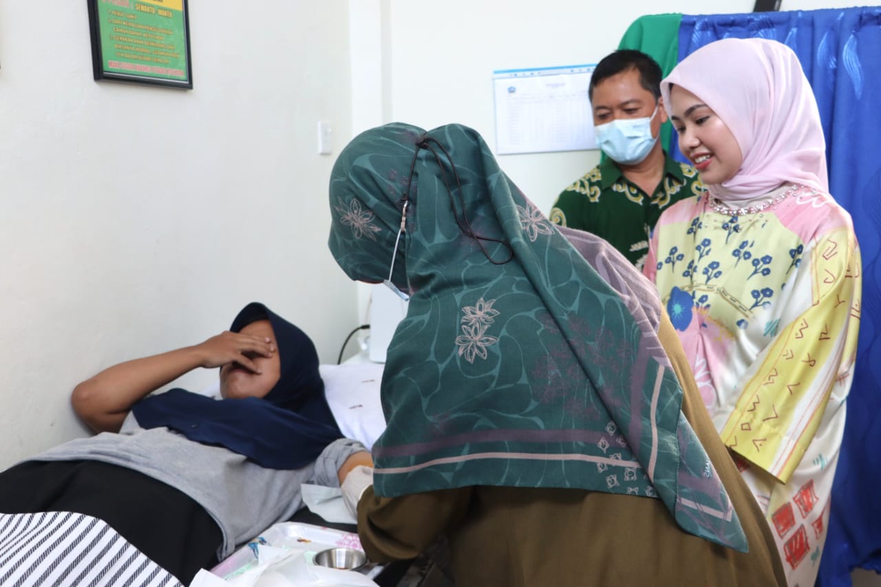 Ketua TP PKK Bintan Tinjau Langsung Pemasangan KB di Puskesman Teluk Sebong