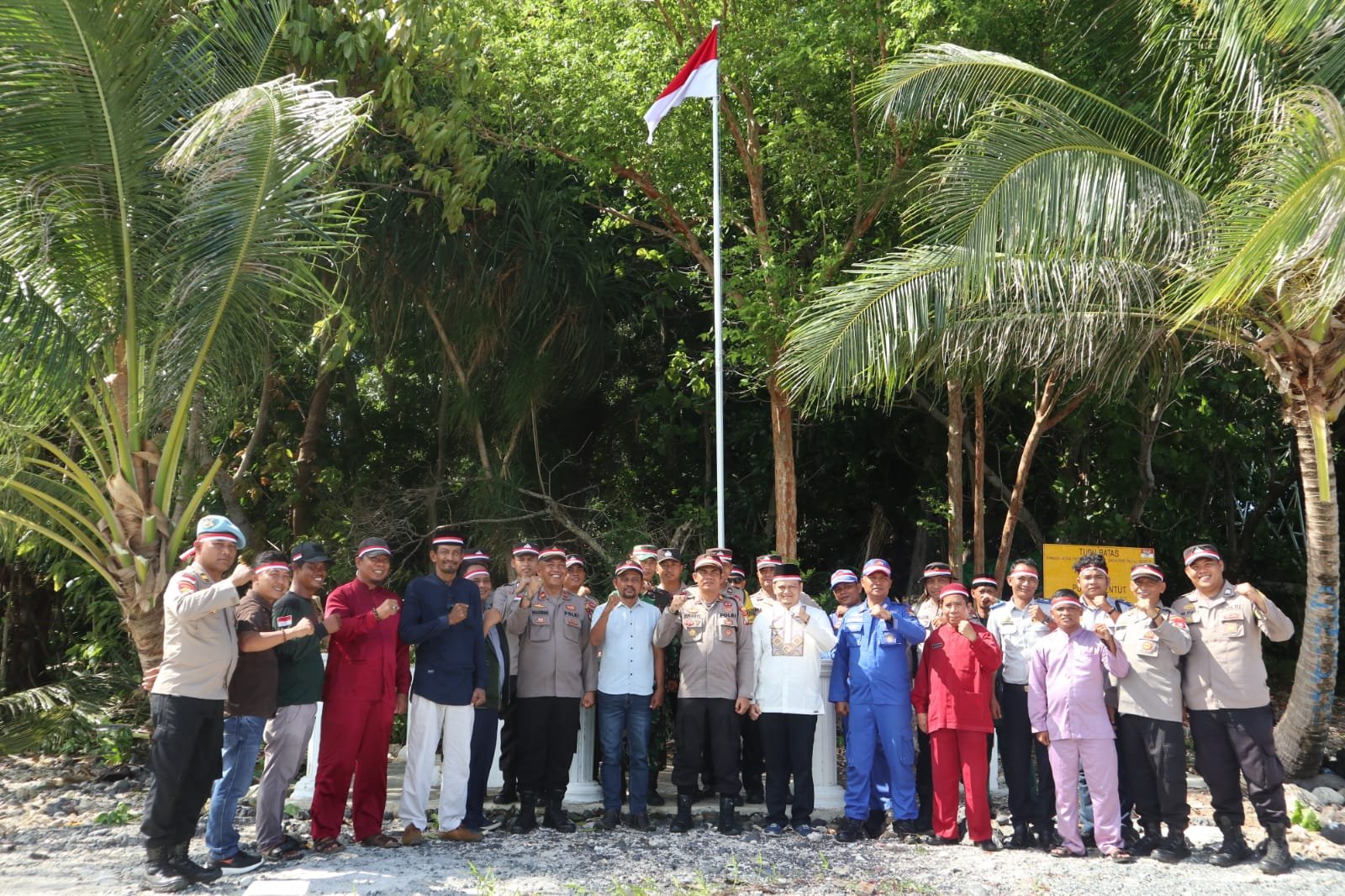 Sampena HUT Bhayangkara ke 77, Polsek Bintan Timur Kibarkan Bendera Merah Putih di Pulau Terluar dan Lepas 50 Tukit ke Habitatnya