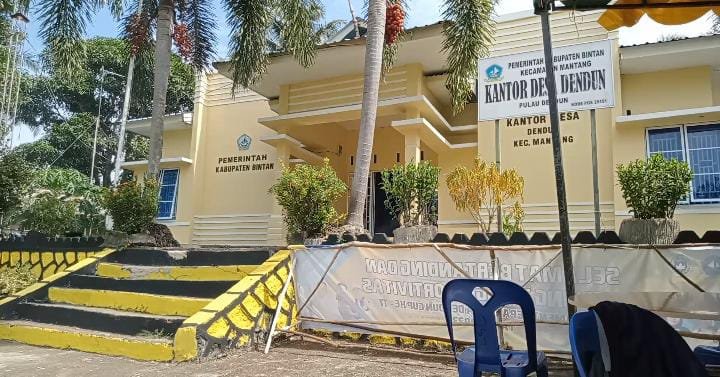 Angkat Suami jadi Sekdes, Kebijakan Kades Dendun Dikritik Warganya
