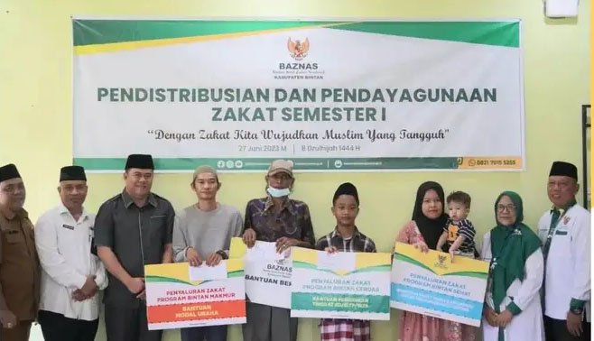 Sekda dan Baznas Bintan Distribusikan Manfaat Zakat Kepada Puluhan Mustahik.