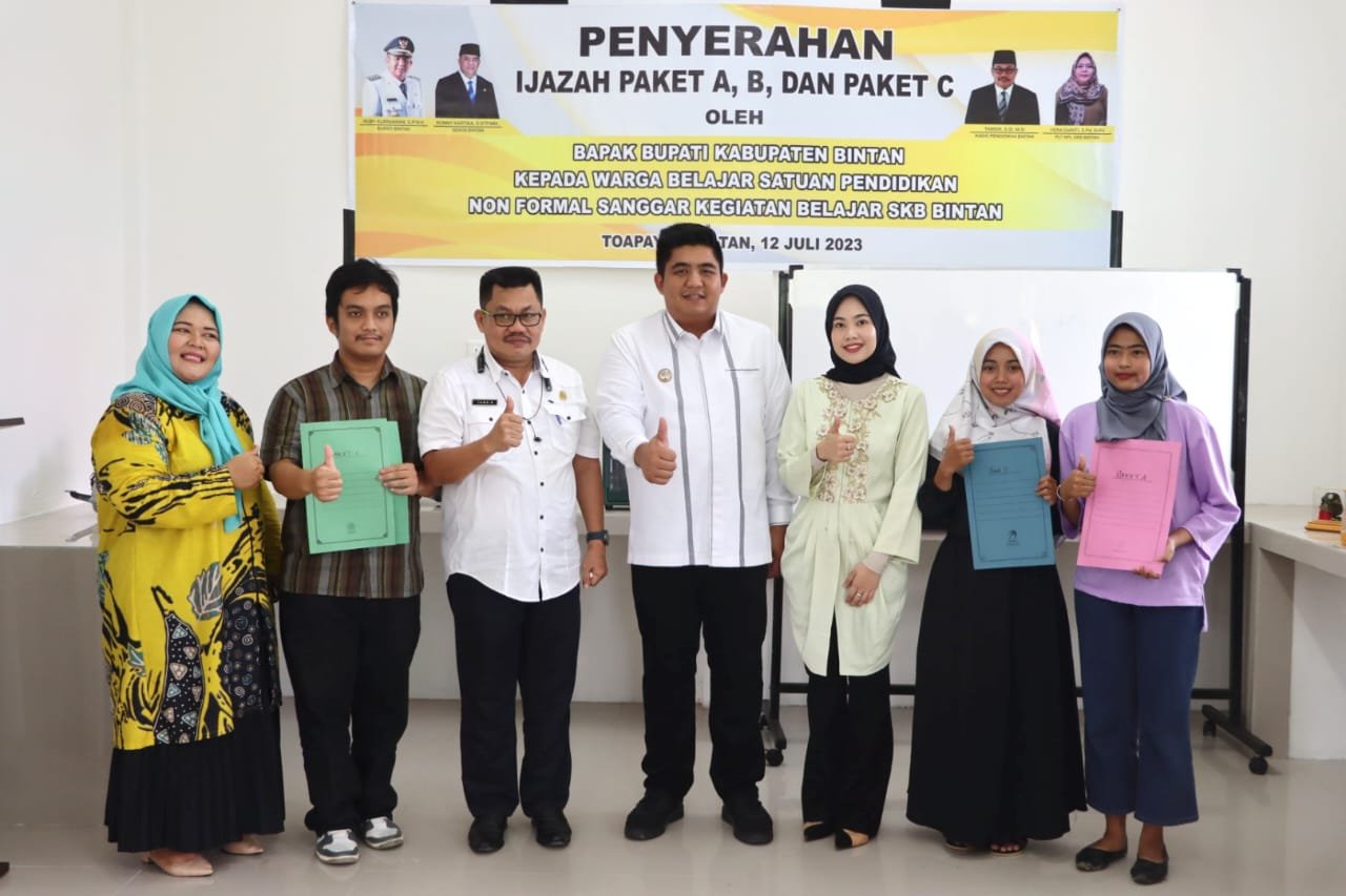 Bupati Bintan Roby Kurniawan Serahkan Ijazah Kepada 191 orang warga Belajar.