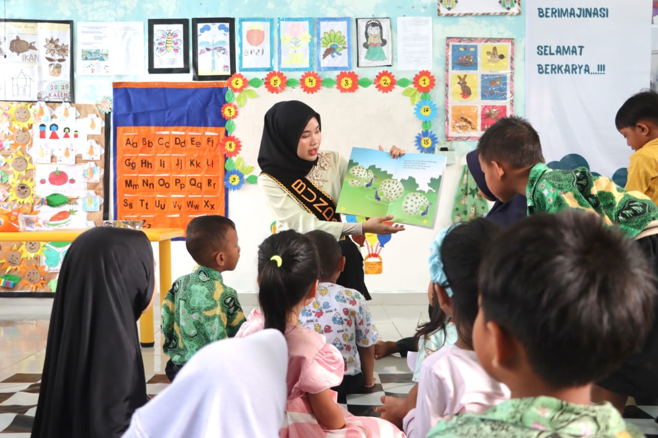 Bunda Paud Bintan Hafizha Berikan Semangat Belajar ke Murid Baru di TKN Toapaya.