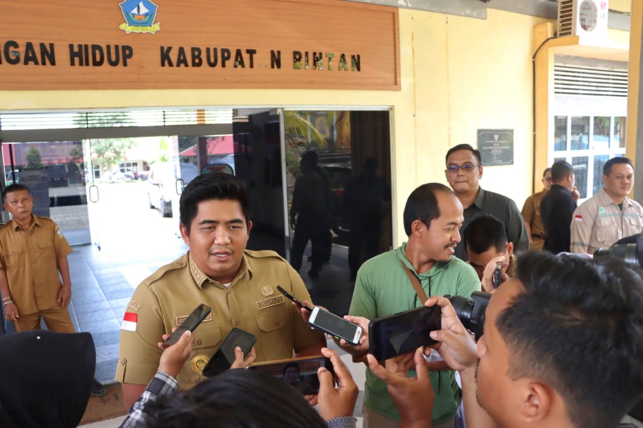 Bupati Roby Kirim Logistik dan Minta Belasan Rumah Terbakar di Tambelan Segera di Data.