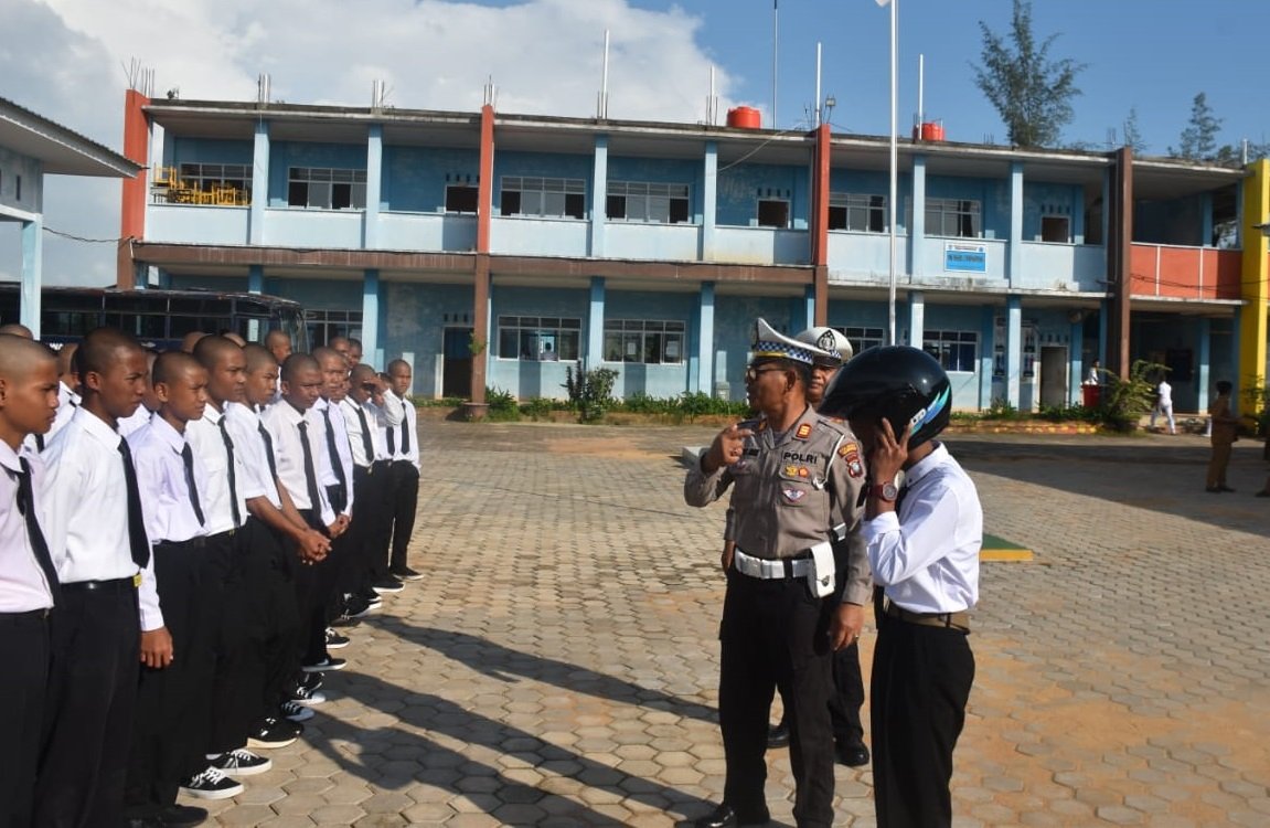 Satlantas Edukasi Pelajar SMKN 5 Tanjungpinang Tentang Keselamatan Berkendara