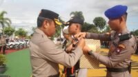 Kapolresta Tanjungpinang Sematkan Pita ke Perwakilan Personel Tanda Operasi Patuh 2023 Dimulai.
