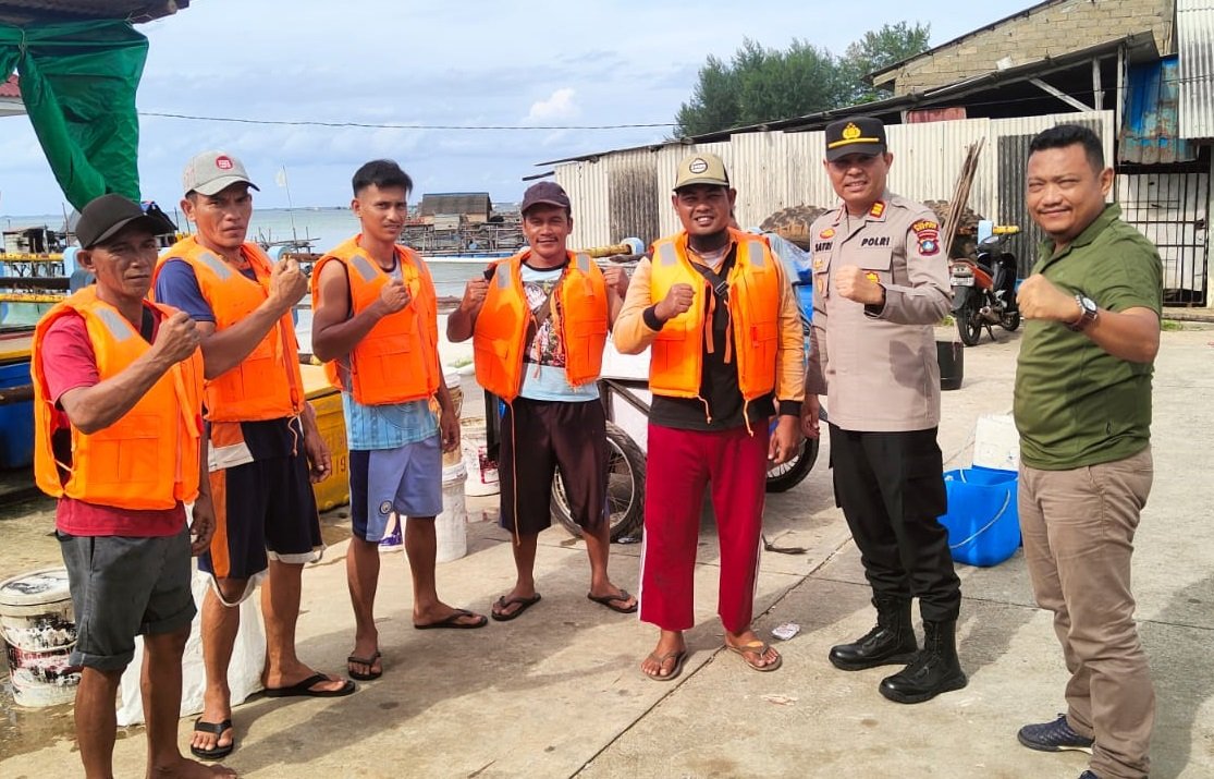 Kapolsek Gunung Kijang Bagikan Life Jacket Gratis kepada Nelayan.