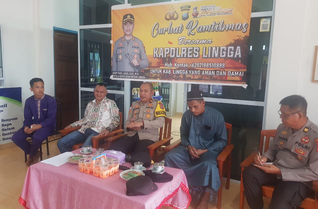 Wakapolres Lingga Kompol Adi Sumardi Saat Menggelar Jumat Curhat di Desa Marok Kecil, Kabupaten Lingga.