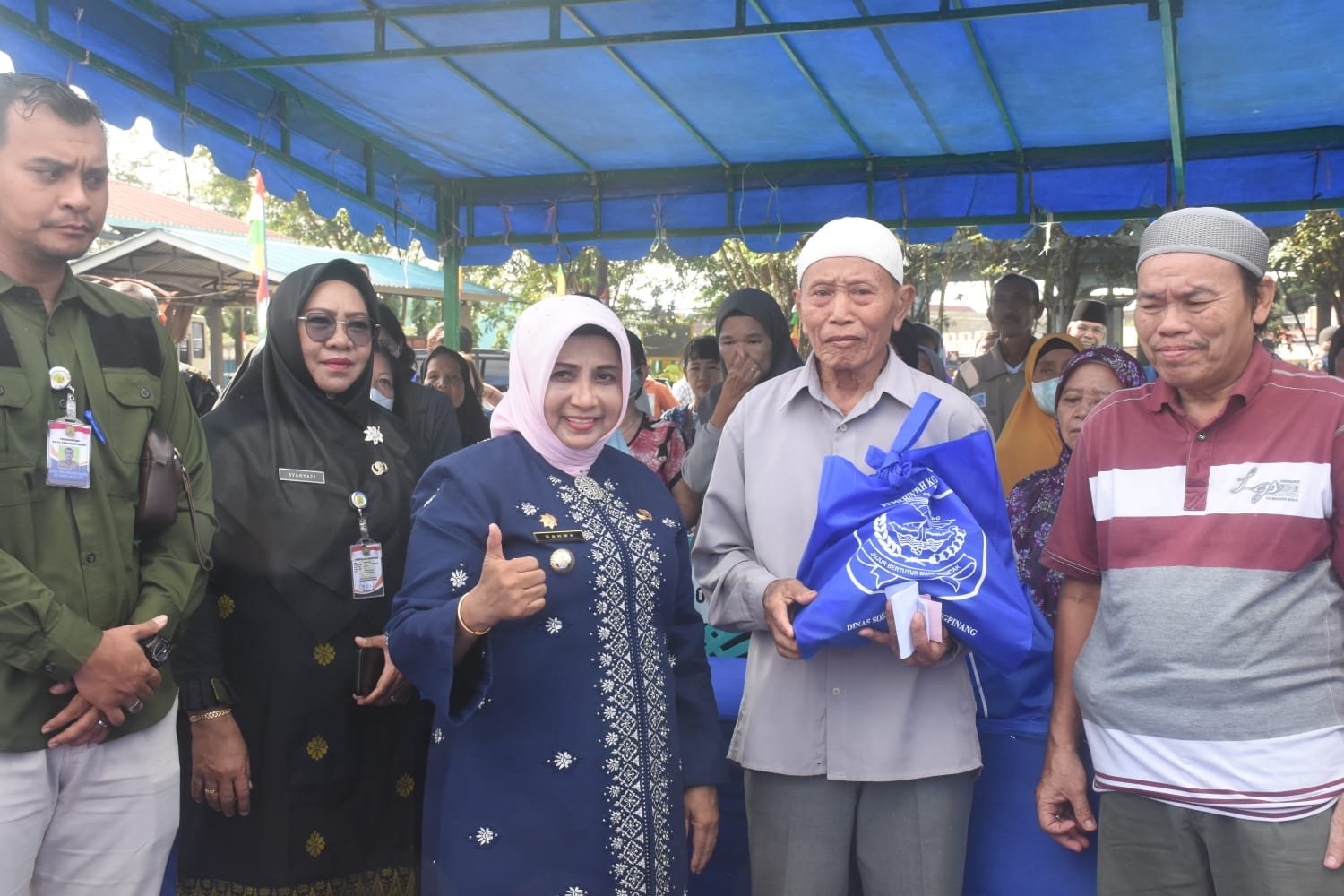 Ribuan Lansia di Tanjungpinang Terima Bantuan Sembako