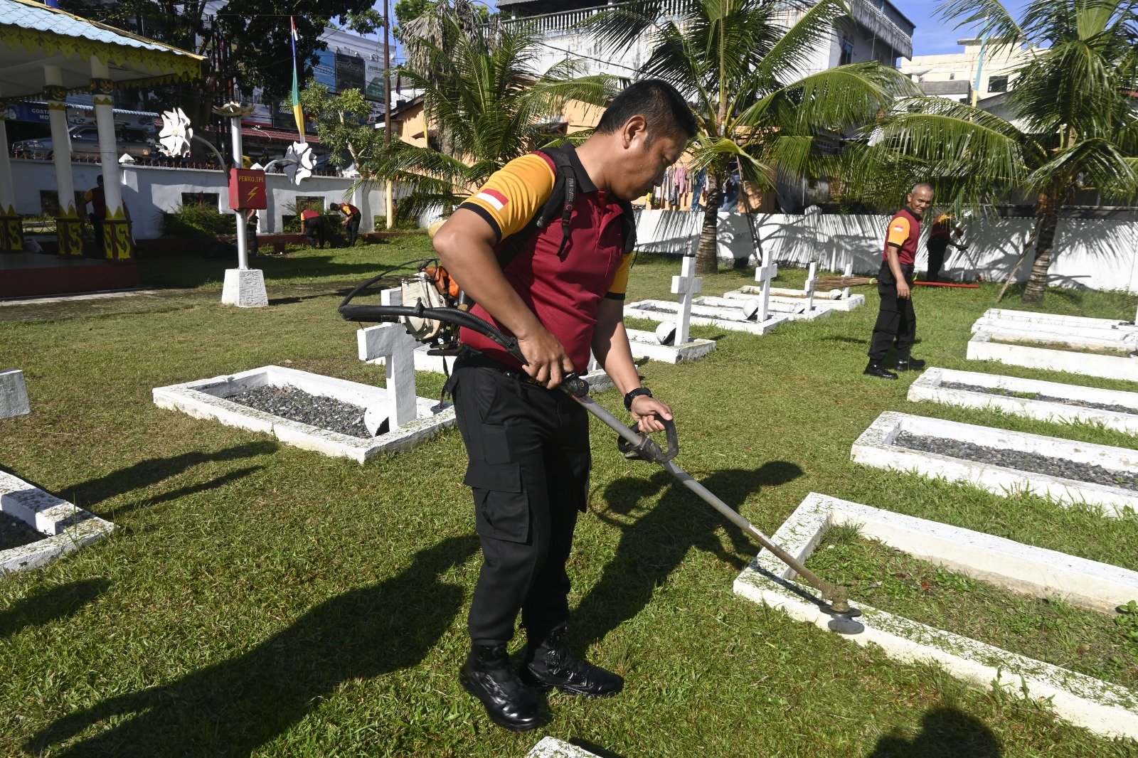 Kapolresta Tanjungpinang, Kombes Pol Heribertus Ompusunggu Saat Memotong Rumput bersama Seluruh Anggota Polresta Tanjungpinang.