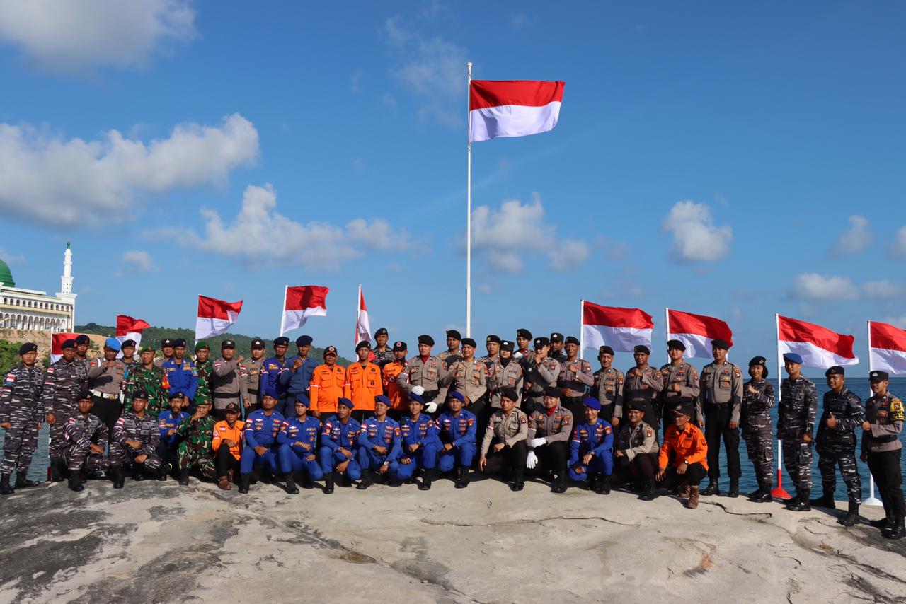 Jelang HUT RI ke 78, Polres Anambas Gelar Kirab dan Kibarkan Bendera Merah Putih.