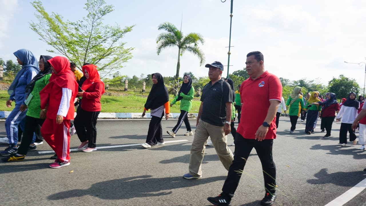 Semarak HUT RI ke 78, Sekda Bintan Ikuti Jalan Santai Bersama Pegawai Sekretariat Daerah.