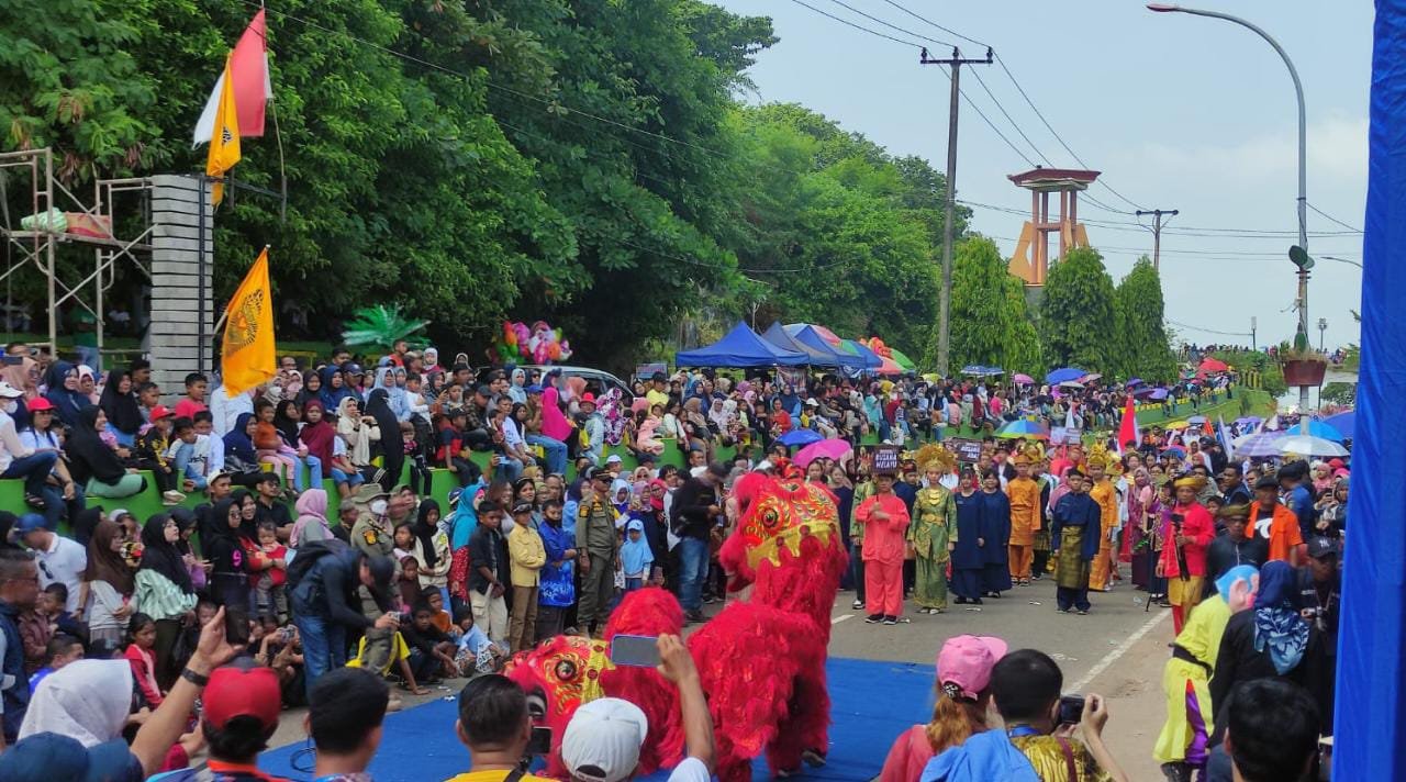 Ribuan Warga Tanjungpinang Antusias Saksikan Pawai Budaya dan Mobil Hias.